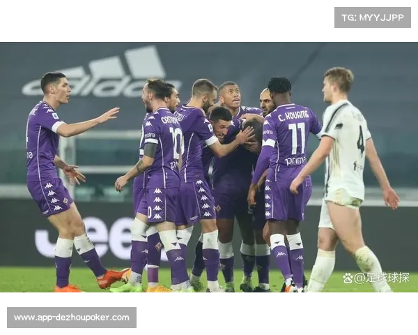 佛罗伦萨球迷赛后涌入球场，庆祝历史性胜利