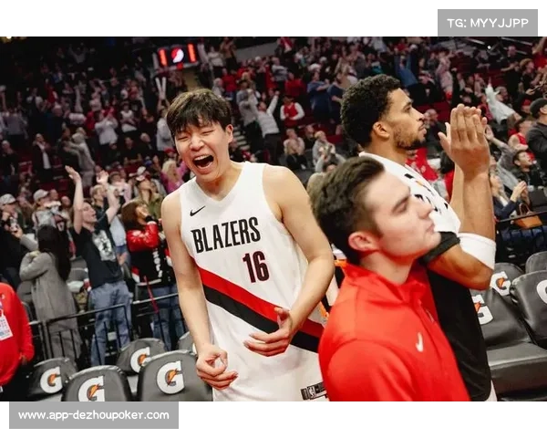 中国球员杨瀚森在开拓者对阵快船比赛中未能获得出场时间