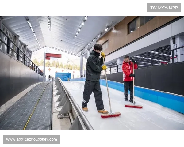 延庆钢架雪车亚洲杯开赛，选手挑战“雪游龙”360度回旋弯