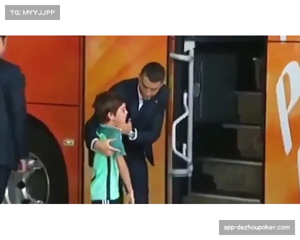 场边花絮:小球迷冲入场内与偶像萨卡击掌后被安全带离